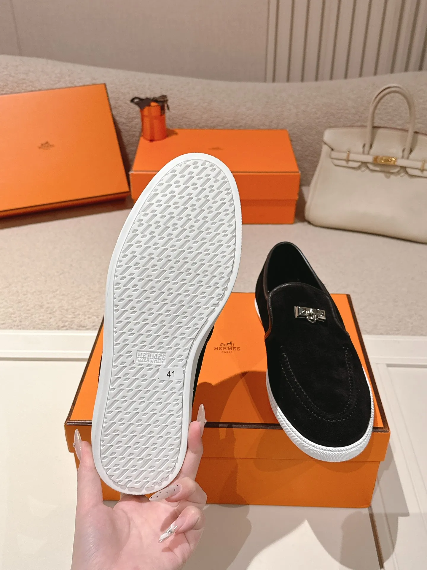 Men's Men's Shoes 600💰 Hermes# Couple Studded Loafers Calfskin and suede goatskin lace-up free sneakers with signature "H" detail. The design is simple and smooth, creating a fashionable urban look. It is comfortable and versatile. H family classics are not outdated, and the delivery counter is exquisitely packaged🛍📦 Fabric: Original customized imported first-layer cowhide/cow down Lining: Imported soft sheepskin Sole: Original open-molded anti-slip TPU material Size: 35-45